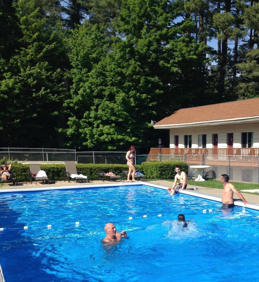 Motel Montreal Lake George Bagian luar foto