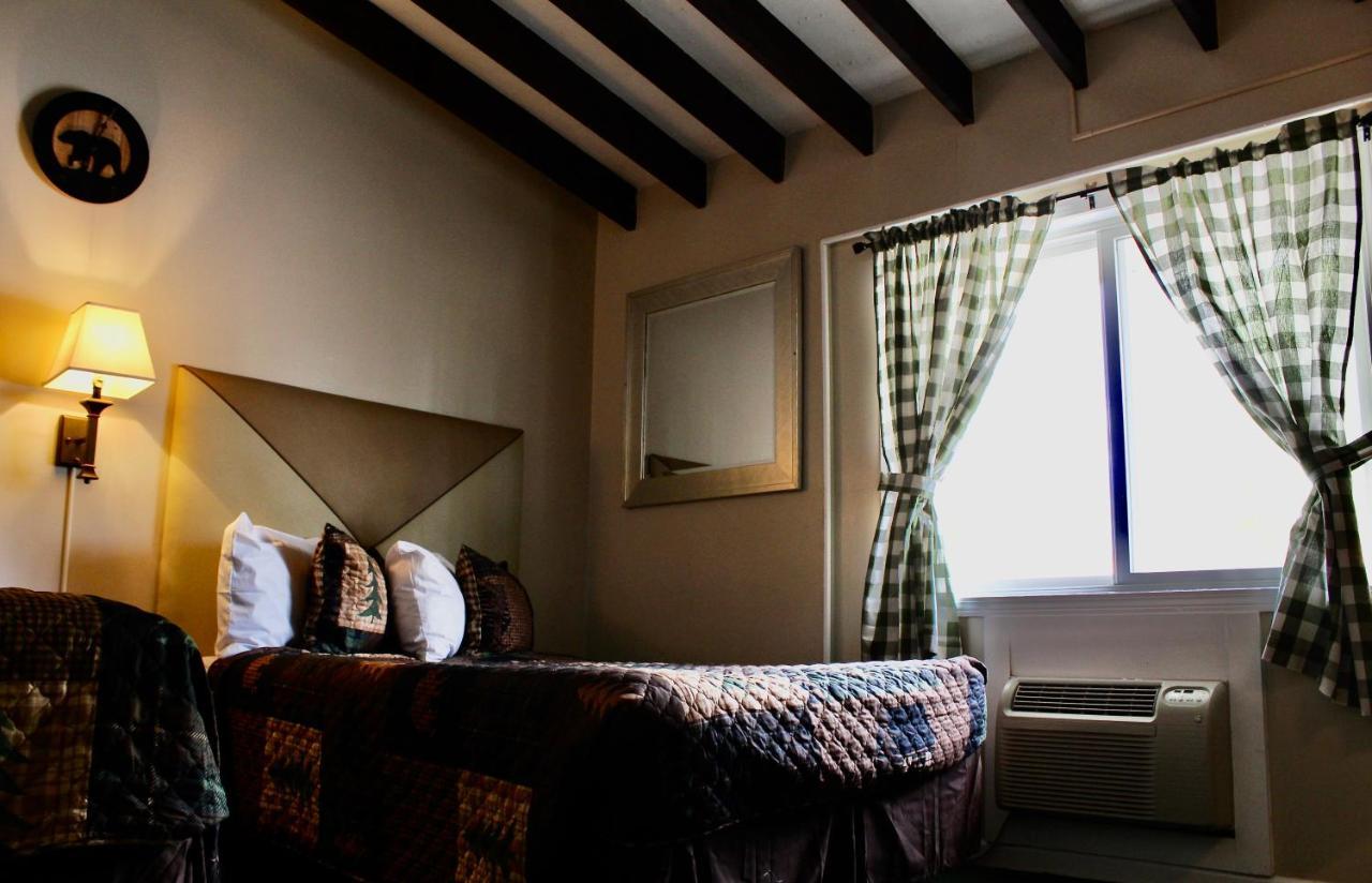 Motel Montreal Lake George Bagian luar foto