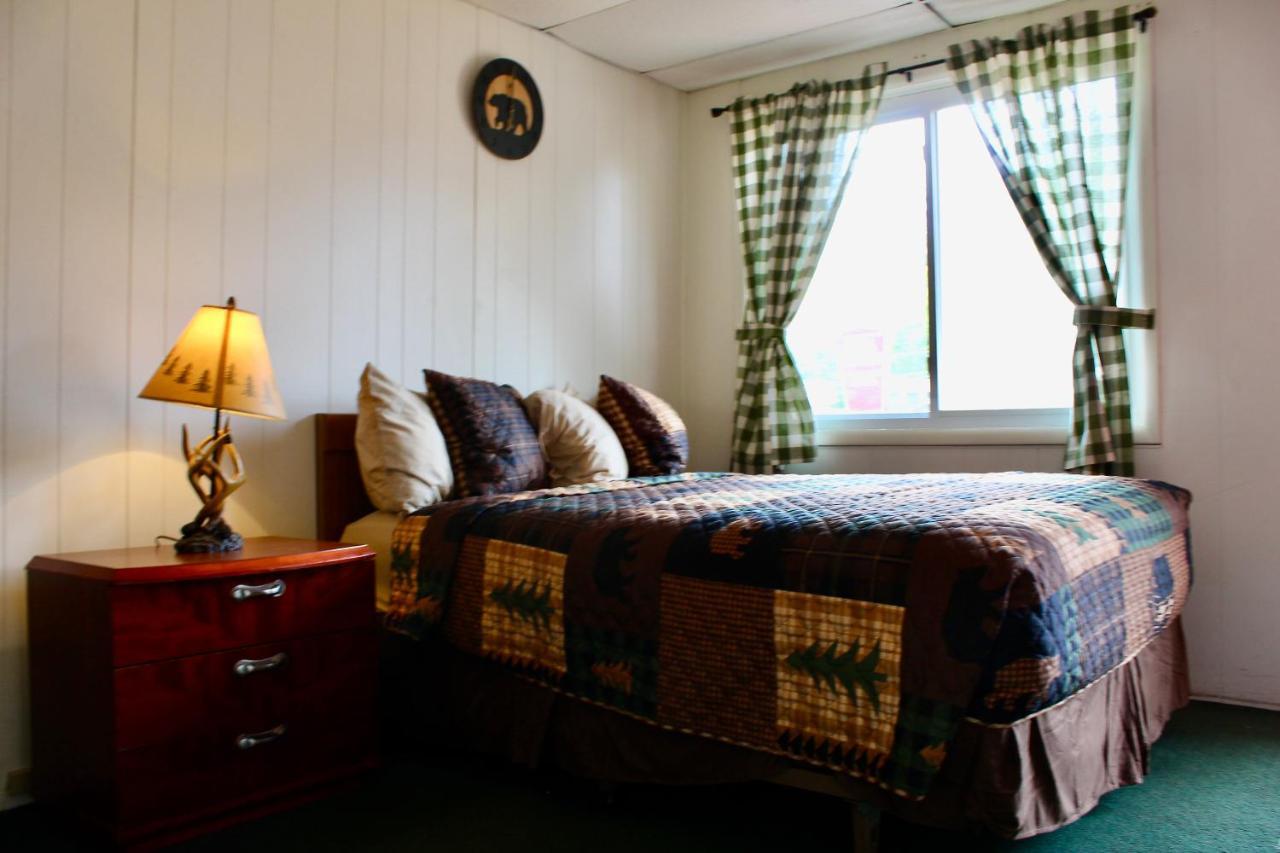 Motel Montreal Lake George Bagian luar foto