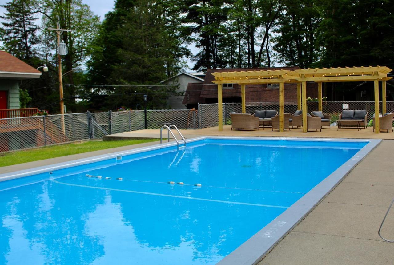 Motel Montreal Lake George Bagian luar foto