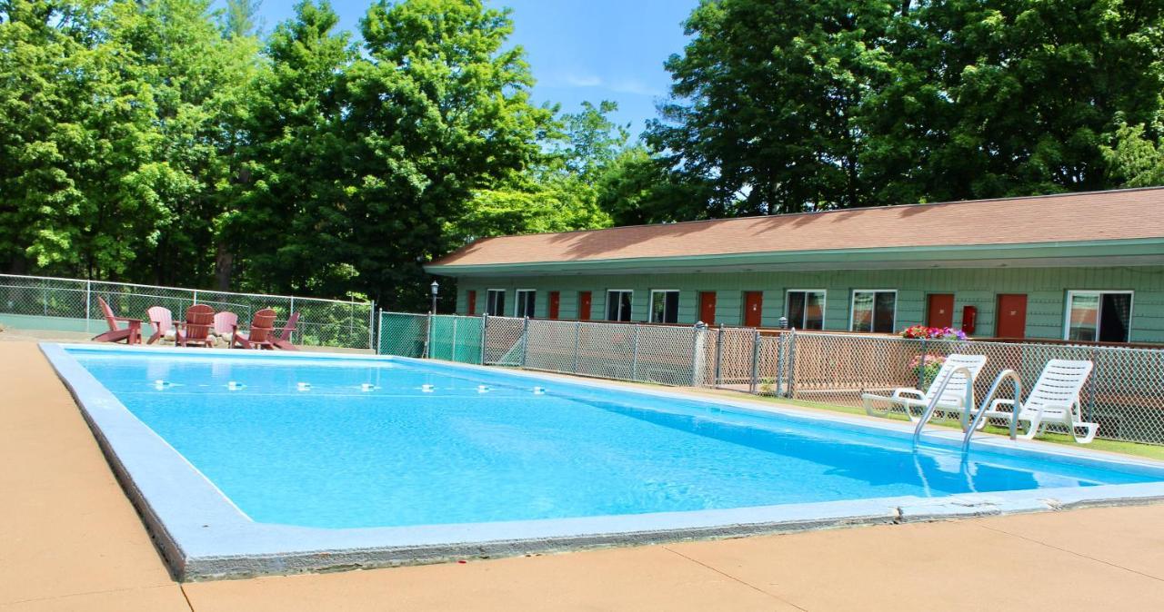 Motel Montreal Lake George Bagian luar foto