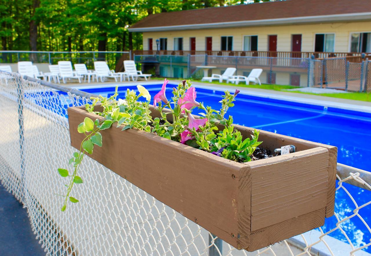 Motel Montreal Lake George Bagian luar foto