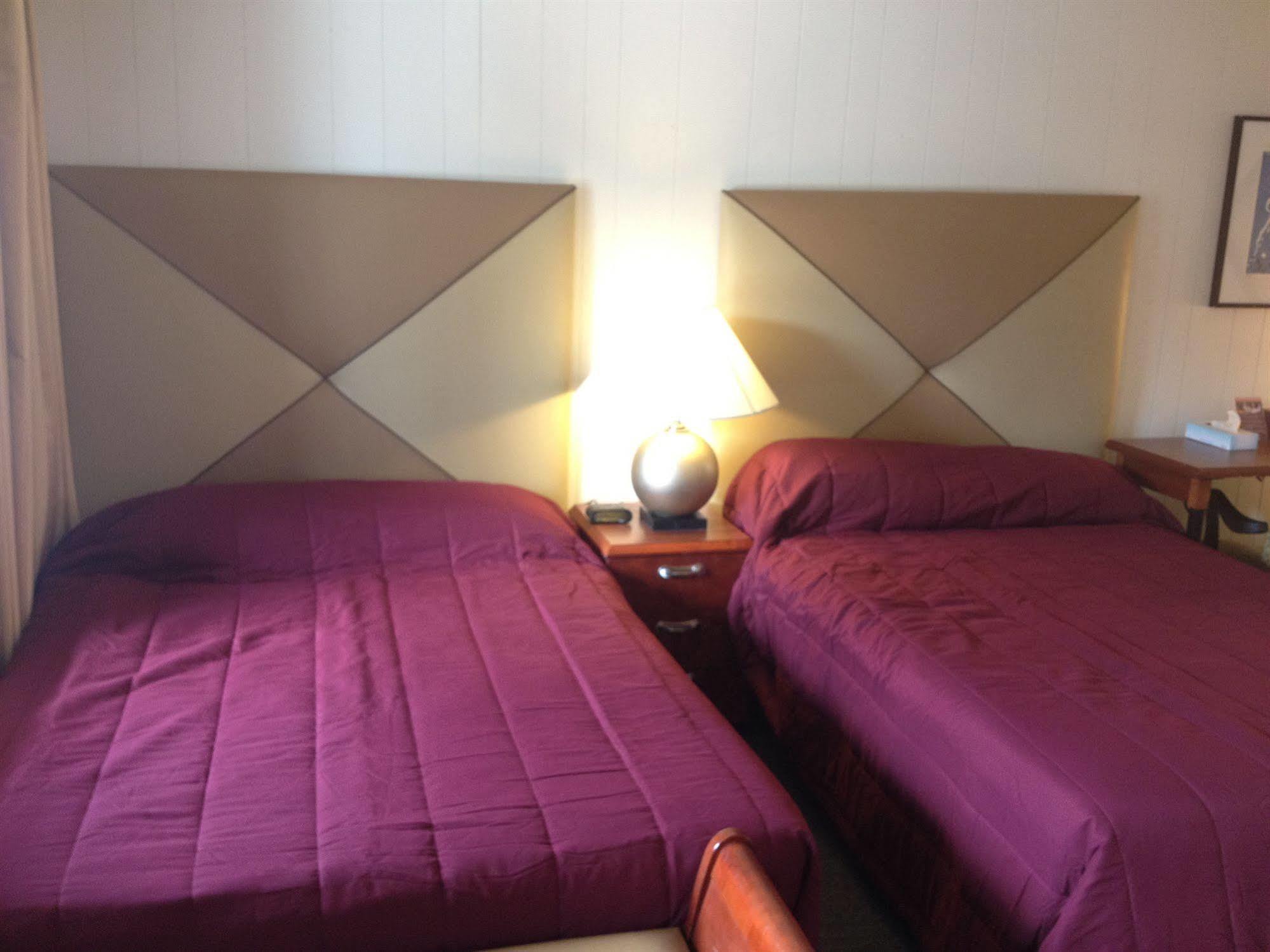Motel Montreal Lake George Bagian luar foto
