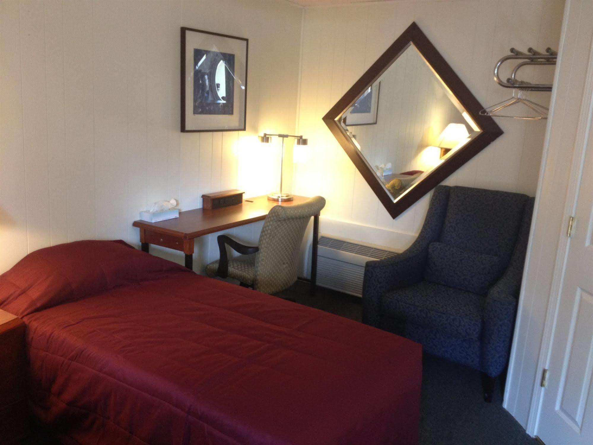 Motel Montreal Lake George Bagian luar foto