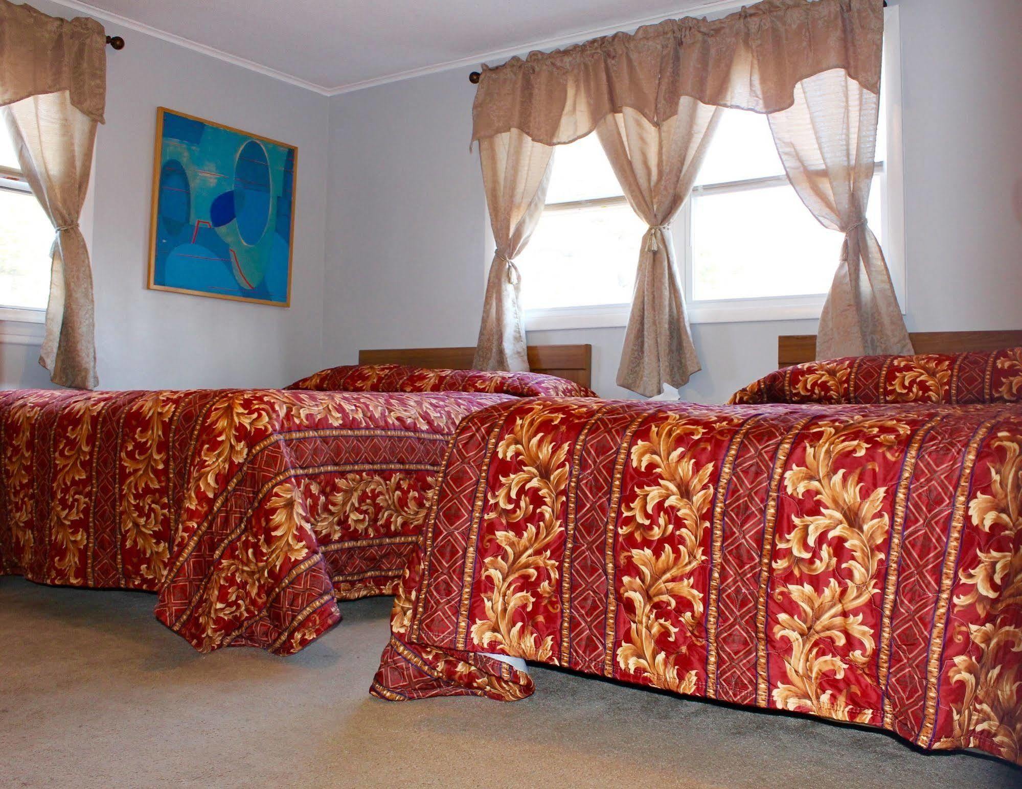 Motel Montreal Lake George Bagian luar foto