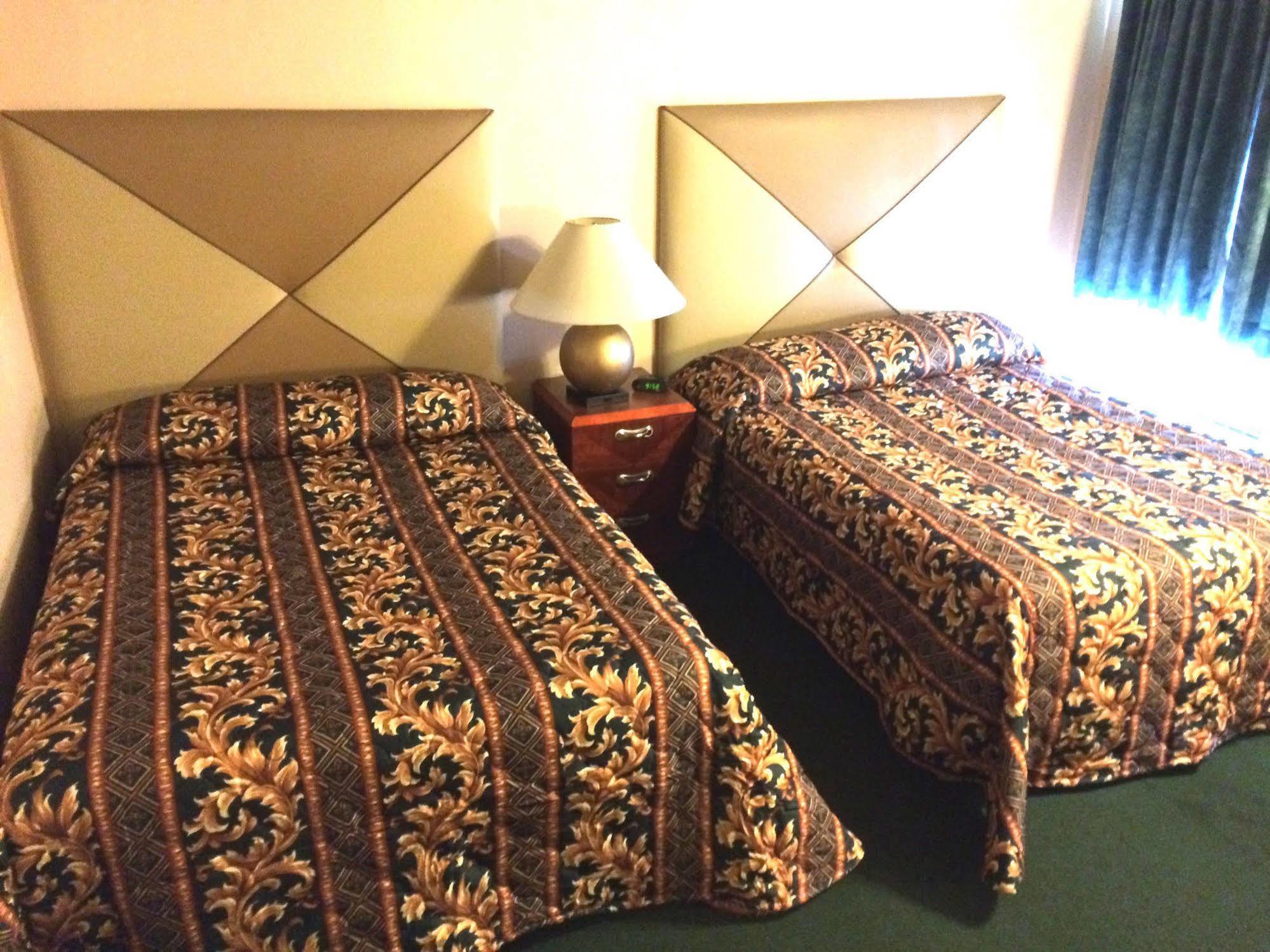Motel Montreal Lake George Bagian luar foto